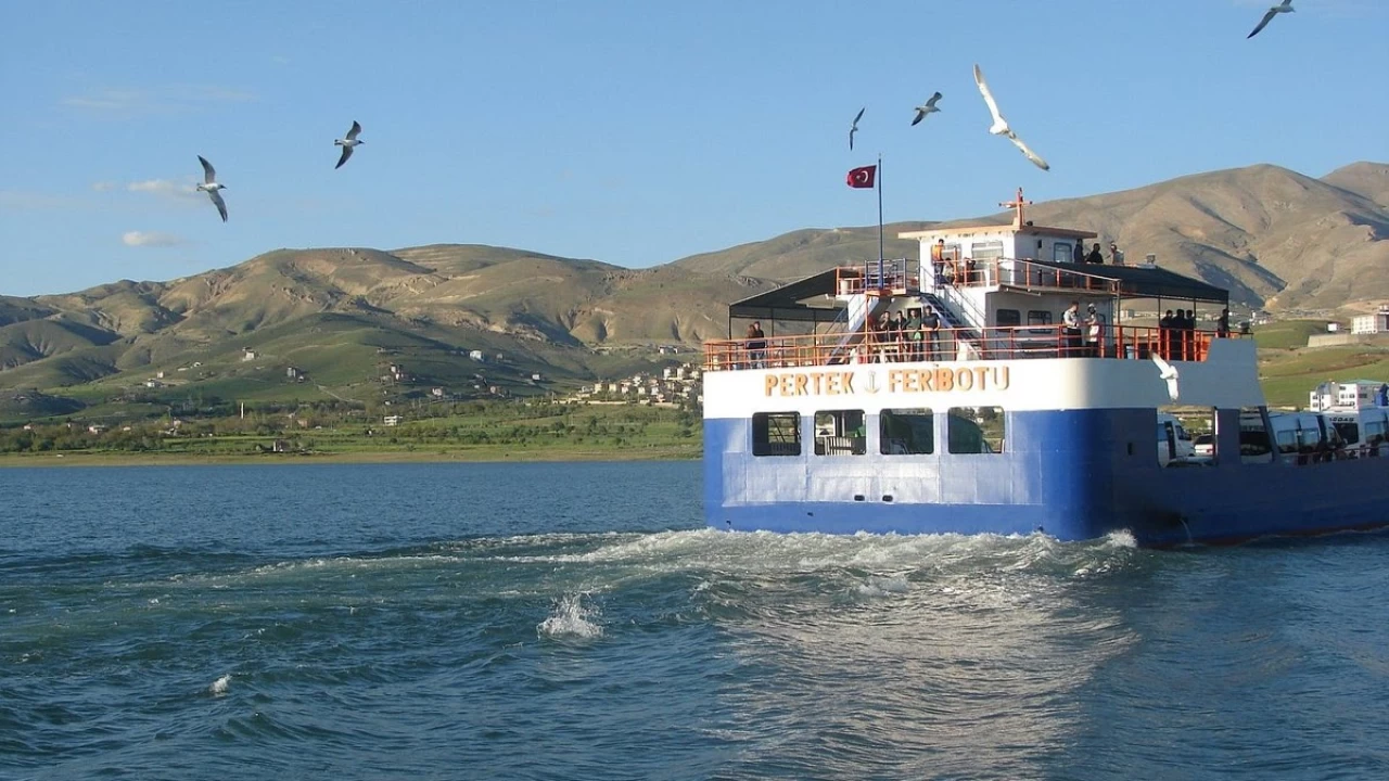 Pertek Feribotu